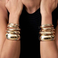 Pulseira bracelete dourado fecho click e design liso abaulado e curvo