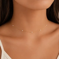 Colar choker dourado com pérolas intercaladas e elos retangulares