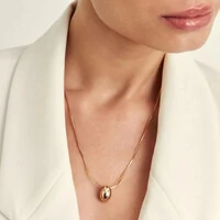 Colar dourado com pingente liso em formato de gota abaulada