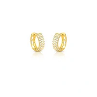 Brinco argola dourada cravejada de zircônias vazada na parte de trás