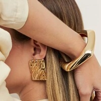 Pulseira bracelete dourado curvo, abaulado e liso