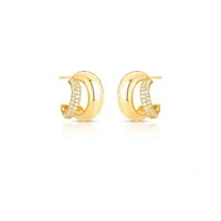 Brinco meia argola dourada linha lisa grossa e menor cravejada