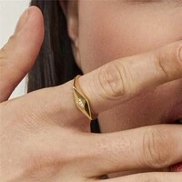 Anel dourado com design navete e 1 zircônia