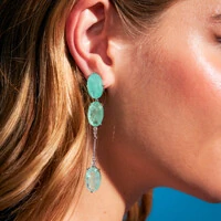 Brinco ródio branco pêndulo ovais tons fusion esmeralda colombiana