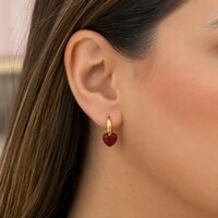 Brinco argola dourada coração esmaltado vinho , fecho click