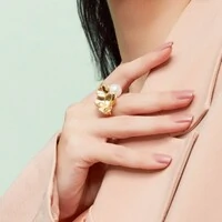 Anel dourado com folhas lisas e pérola shell