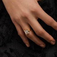 Anel regulável dourado com cristal retangular curvo