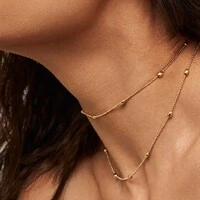 Colar choker dourado esferas intercalados e elos retangulares