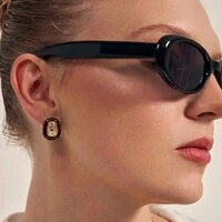 Brinco dourado orgânico resina marrom