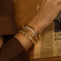 Pulseira dourada inspiração prego