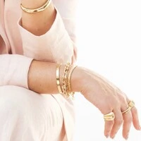Pulseira dourada elo inspired liso e fecho invisível