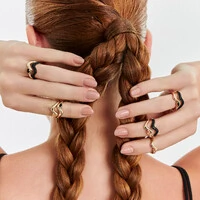 Anel dourado triangular curvo com três fileiras zircônia negra