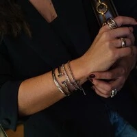 Pulseira bracelete ródio branco liso abulado com fecho click
