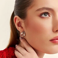 Brinco ródio branco abaulado, duas voltas curvo e vazado liso