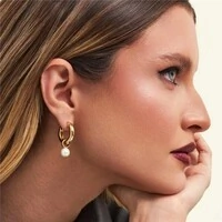 Brinco argola dourada lisa com pingente de pérola shell 2em 1 com fecho de click