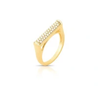 Anel dourado base reta cravejada