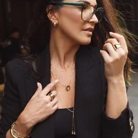 Anel dourado liso placa com cristal redondo e detalhe