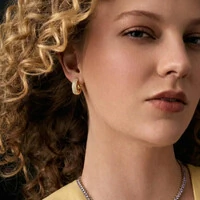 Brinco argola dourada cravejada de zircônias vazada na parte de trás