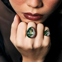 Anel douradon zircônia verde em formato de gota, esmaltado verde e zircônias cristal