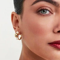 Brinco meia argola dourada com pérola shell com esfera lisa