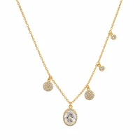 Colar dourado pingente oval crista e redondos cravejados