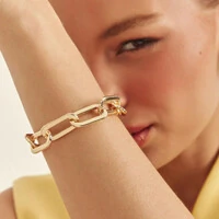 Pulseira banhada a ouro com elos ovais lisos e fecho boia