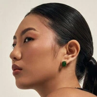 Brinco dourado esmaltado e formato retangular abaulado verde escuro