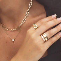 Anel dourado elo groumet vazado liso