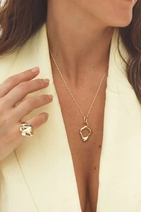 Colar dourado com pingente em pêndulo, curvo, vazado e liso