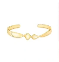Pulseira bracelete dourado liso com design torcido e curva suave