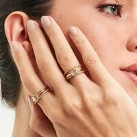 Anel dourado triplo solitário com alianças cravejadas