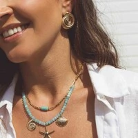 Brinco dourado concha trabalhado liso