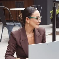 Brinco argola dourada tubo com pingente esfera lisa 2em1