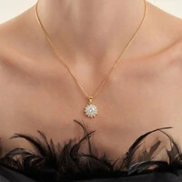 Colar dourado com pingente ponto de luz zircônia 4 garras e entorno cravejado