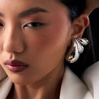 Brinco ródio branco gota lisa abaulada G