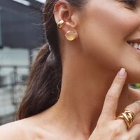 Brinco dourado redondo com pedra rutilo reconstituída