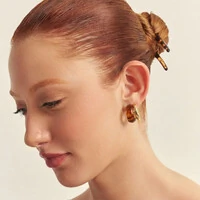 Brinco banhado a ouro com resina e design de duas voltas