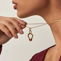 Colar dourado com pingente em pêndulo, curvo, vazado e liso