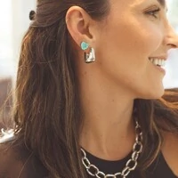 Brinco coração esmeralda colombiana fusion com banho de ródio branco