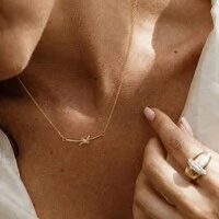 Colar dourado inspired nó cravejado
