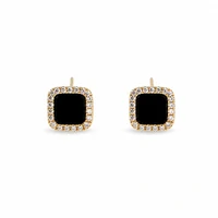Brinco dourado ponto com resina black e cravejado entorno quadrado