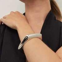 Pulseira bracelete ródio branco curvo, abaulado e liso