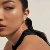 Brinco dourado clássico de pérola shell achatada P