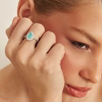 Anel com banho de ródio branco gota esmeralda colombiana entorno cravejado