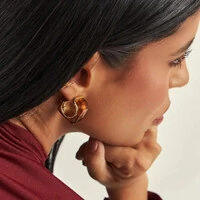 Brinco meia argola dourada quadrada marrom mescla