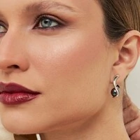 Brinco ródio branco curvo com cristal de gota pérola shell