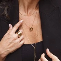 Colar dourado com pingente oval aberto abaulado liso