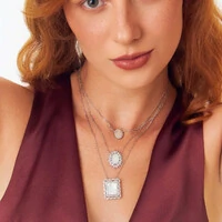 Colar em prata 925 com pingente oval de Nossa Senhora das Graças, em madrepérola,