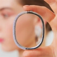 Bracelete ródio branco abaulado cravejado com zircônia cristal fecho click
