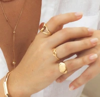 Anel dourado com símbolo do infinito liso e vazado